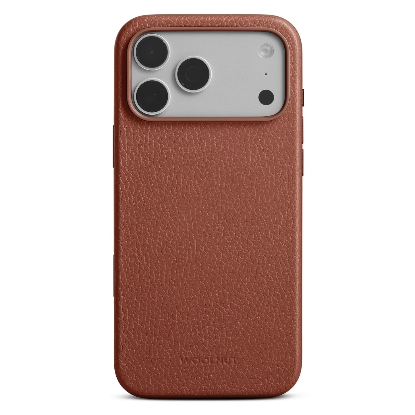 WOOLNUT læderetui i cognac til iPhone 17 Pro Max med præget logo, tre-linse kameraudskæring og MagSafe kompatibilitet.
