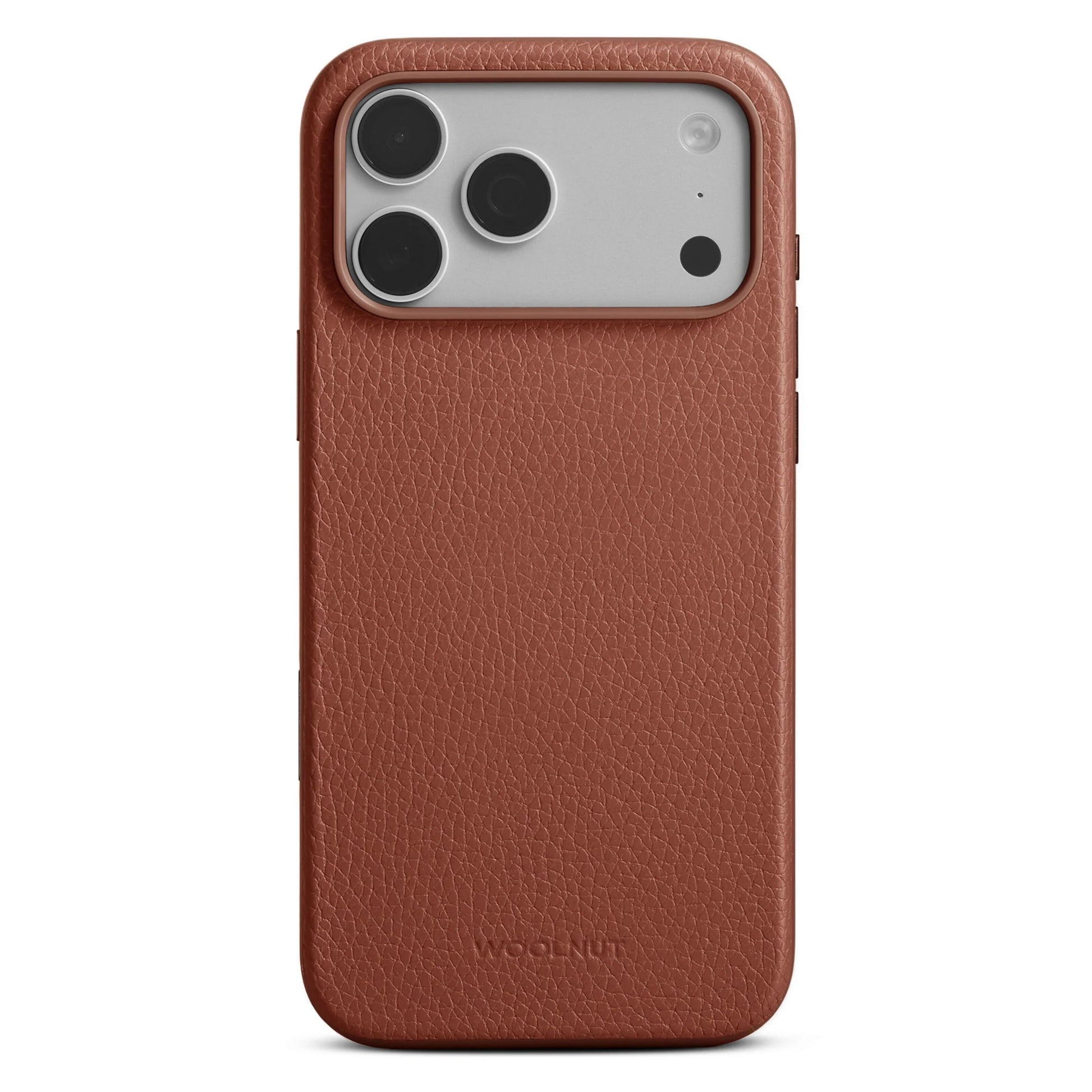 WOOLNUT læderetui i cognac til iPhone 17 Pro Max med præget logo, tre-linse kameraudskæring og MagSafe kompatibilitet.