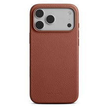 WOOLNUT læderetui i cognac til iPhone 17 Pro Max med præget logo, tre-linse kameraudskæring og MagSafe kompatibilitet.