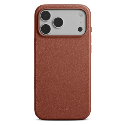 WOOLNUT læderetui i cognac til iPhone 17 Pro Max med præget logo, tre-linse kameraudskæring og MagSafe kompatibilitet.