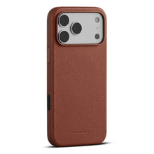 WOOLNUT læderetui til iPhone 17 Pro Max Cognac med præcise udskæringer til kamera, knapper og porte.