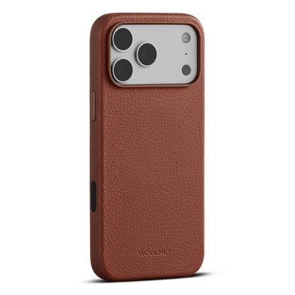 WOOLNUT læderetui til iPhone 17 Pro Max Cognac med præcise udskæringer til kamera, knapper og porte.