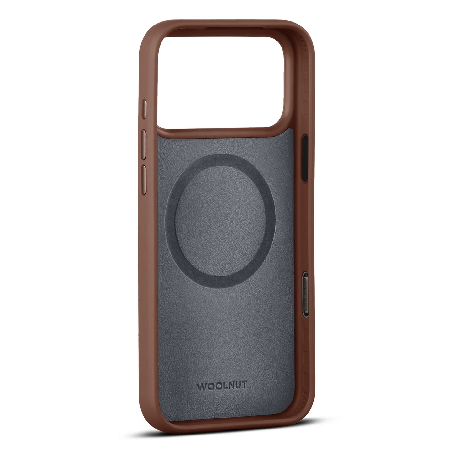 WOOLNUT læderetui i cognac til iPhone 17 Pro Max med stor kamerahul og synlig MagSafe-ring, MagSafe kompatibel.