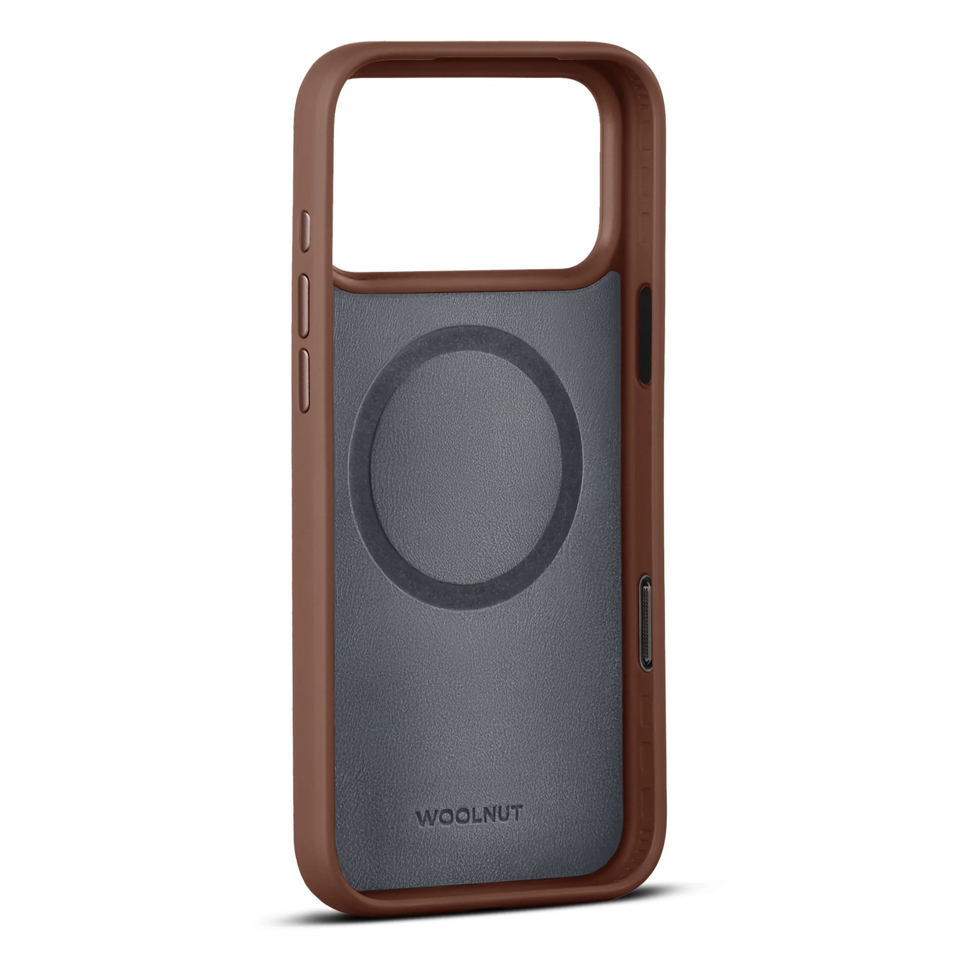WOOLNUT læderetui i cognac til iPhone 17 Pro Max med stor kamerahul og synlig MagSafe-ring, MagSafe kompatibel.
