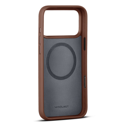 WOOLNUT læderetui i cognac til iPhone 17 Pro Max med stor kamerahul og synlig MagSafe-ring, MagSafe kompatibel.