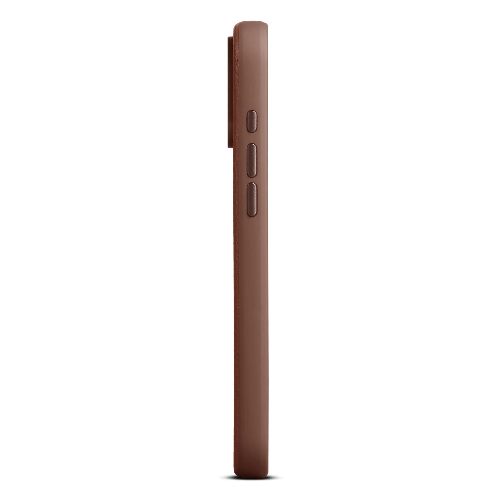 WOOLNUT læderetui til iPhone 17 Pro Max cognac, side med volumen- og tænd/sluk-knap samt hævet kamerabump, MagSafe kompatibel.