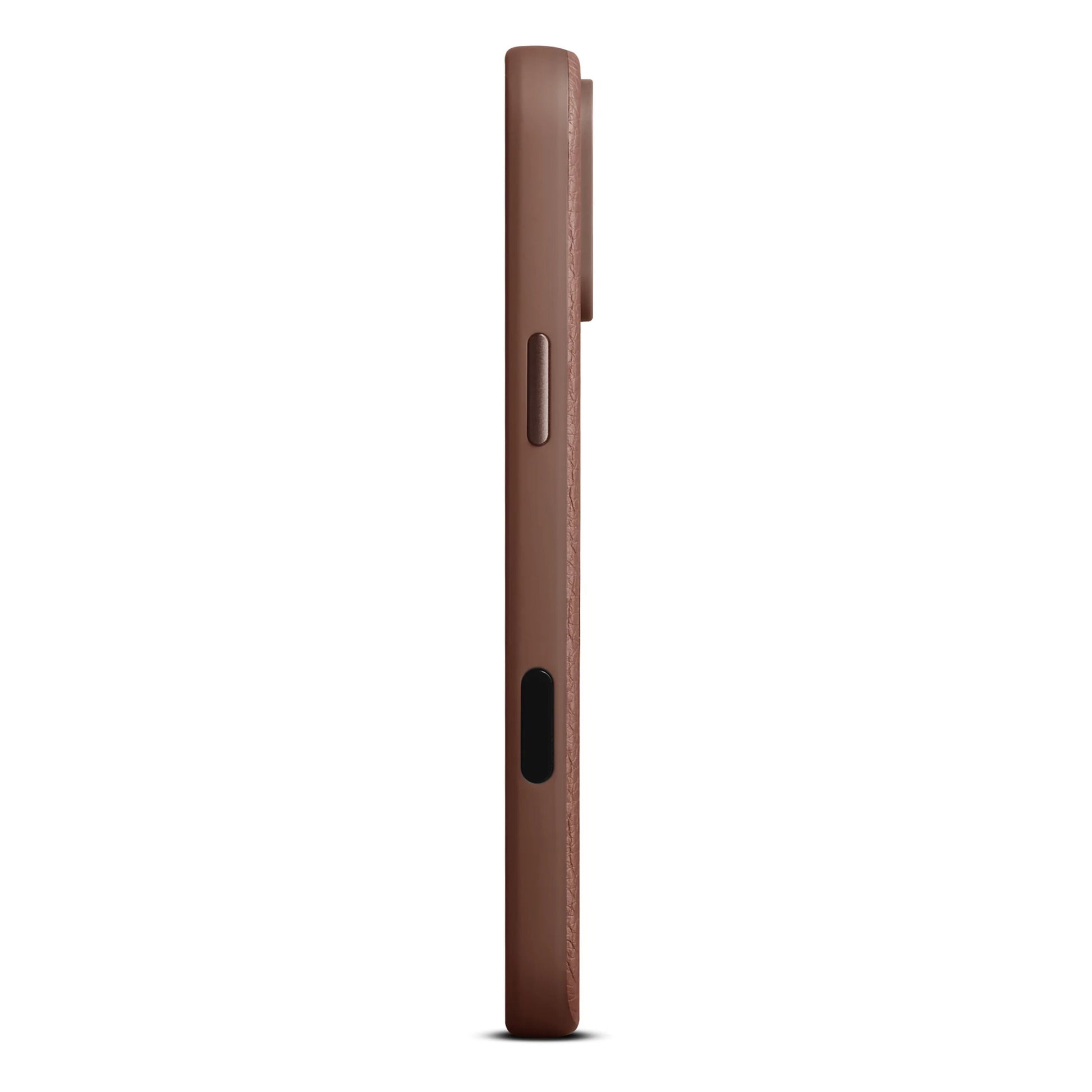 WOOLNUT læderetui til iPhone 17 Pro Max, Cognac, vises fra siden med slank profil, sideknapper, kamerabump og MagSafe.