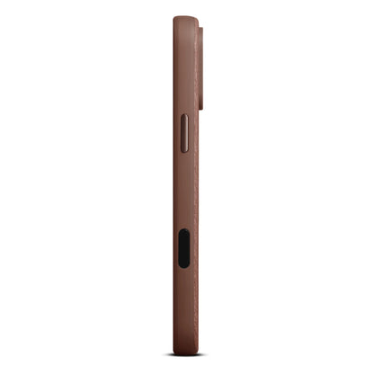 WOOLNUT læderetui til iPhone 17 Pro Max, Cognac, vises fra siden med slank profil, sideknapper, kamerabump og MagSafe.