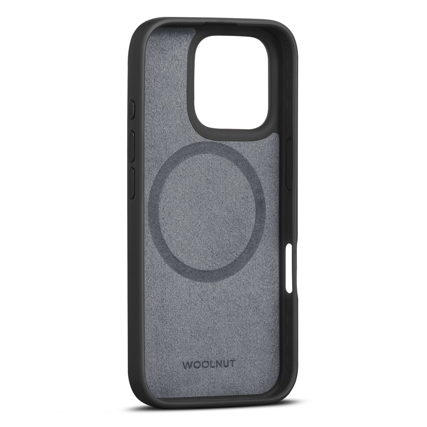 WOOLNUT læderetui iPhone 16 Pro sort, sort kant, MagSafe-mønster, WOOLNUT-logo nederst, udskæringer til knapper/porte.