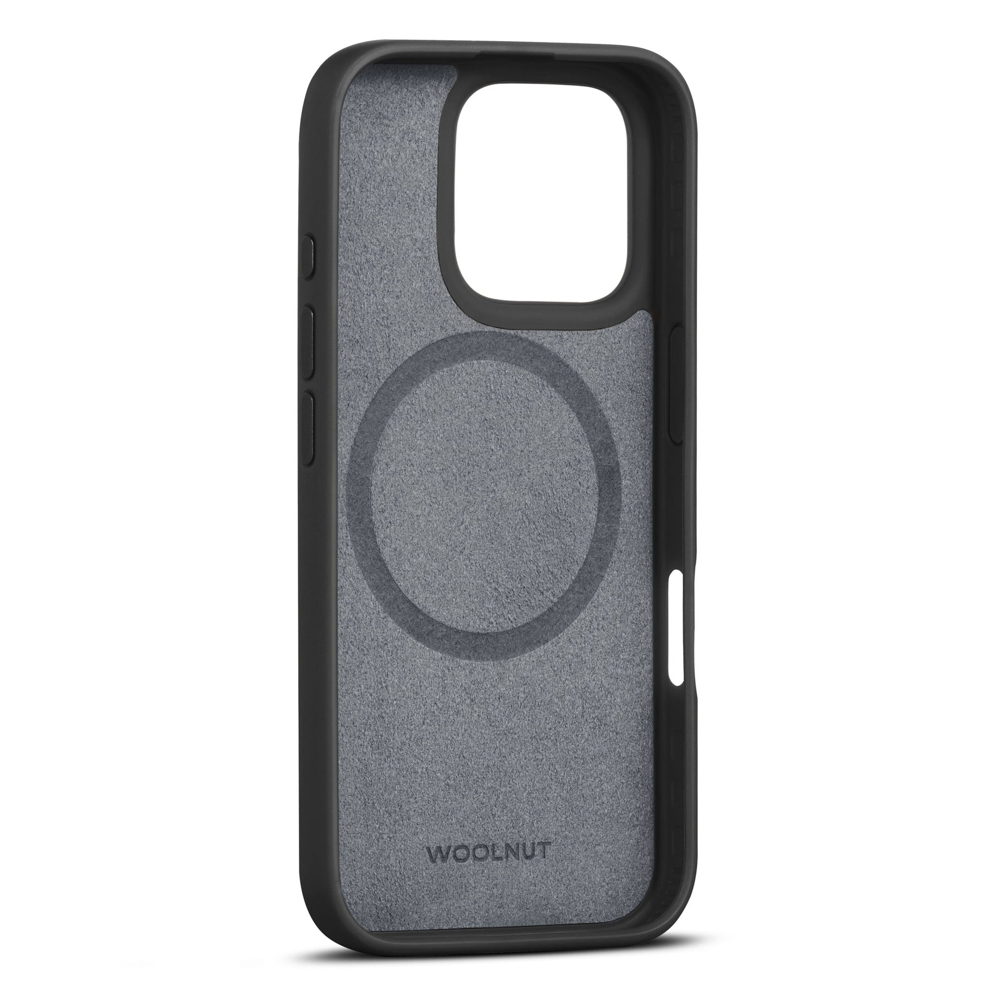 WOOLNUT læderetui iPhone 16 Pro sort, sort kant, MagSafe-mønster, WOOLNUT-logo nederst, udskæringer til knapper/porte.