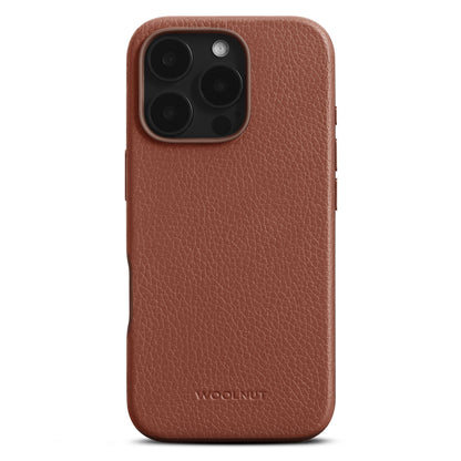 WOOLNUT læderetui til iPhone 16 Pro Cognac MagSafe præcise udskæringer tekstureret finish WOOLNUT logo nederst.