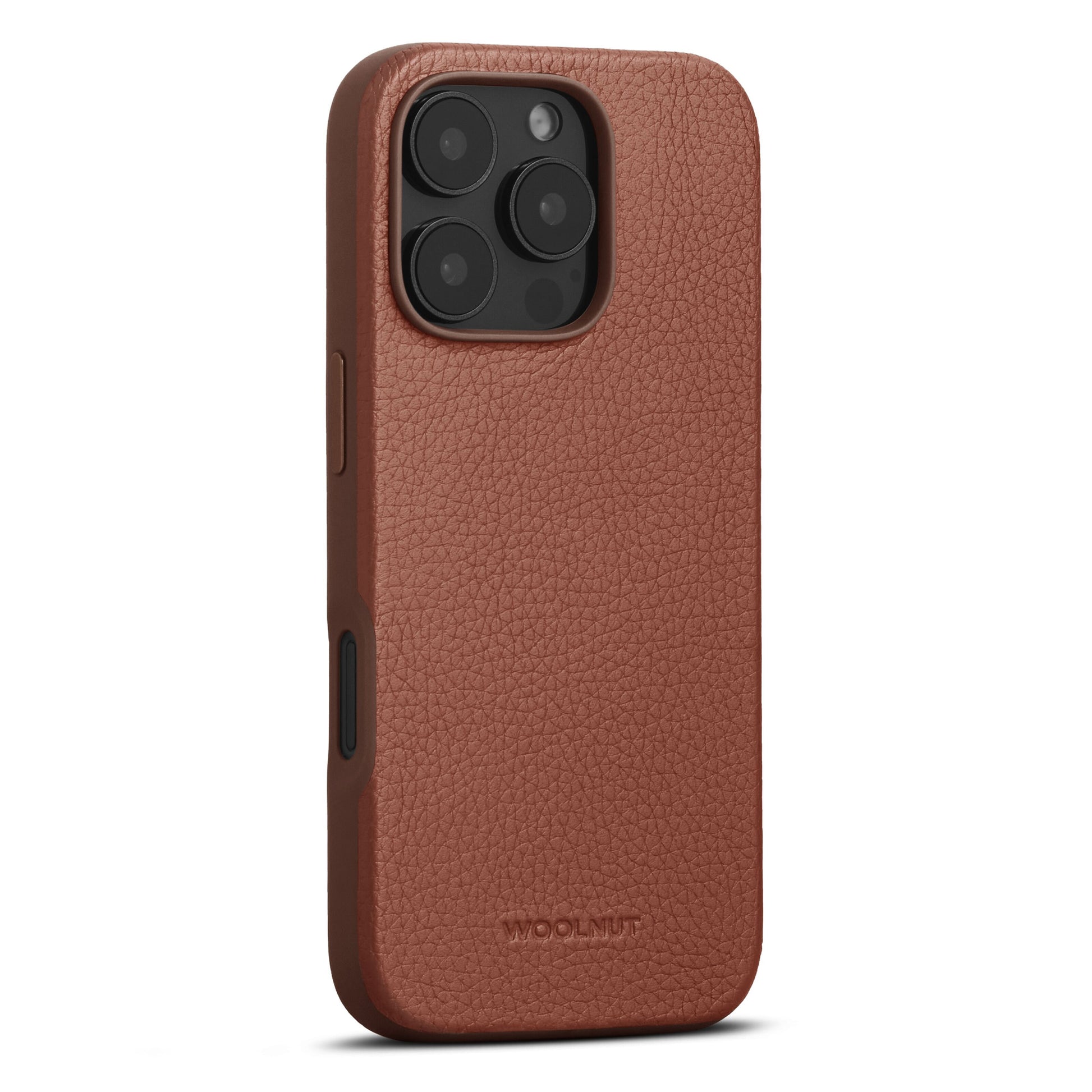 Woolnut læderetui til iPhone 16 Pro Cognac, passer model med tre bagkameraer, MagSafe, præget Woolnut-logo nederst.