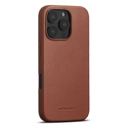 Woolnut læderetui til iPhone 16 Pro Cognac, passer model med tre bagkameraer, MagSafe, præget Woolnut-logo nederst.