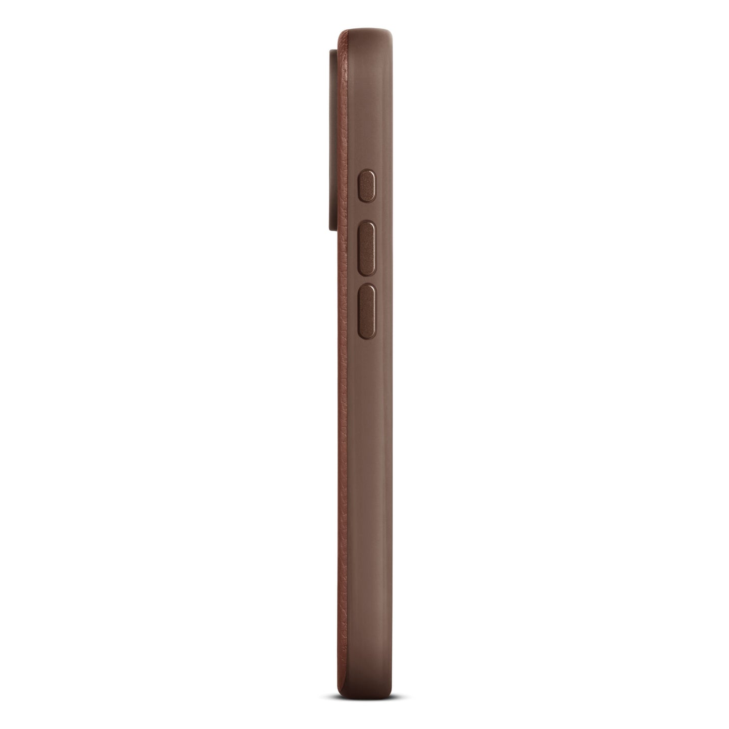 IPhone 16 Pro i cognac WOOLNUT læderetui, sideview med volume- og powerknapper samt let kamerabump, MagSafe-kompatibel.