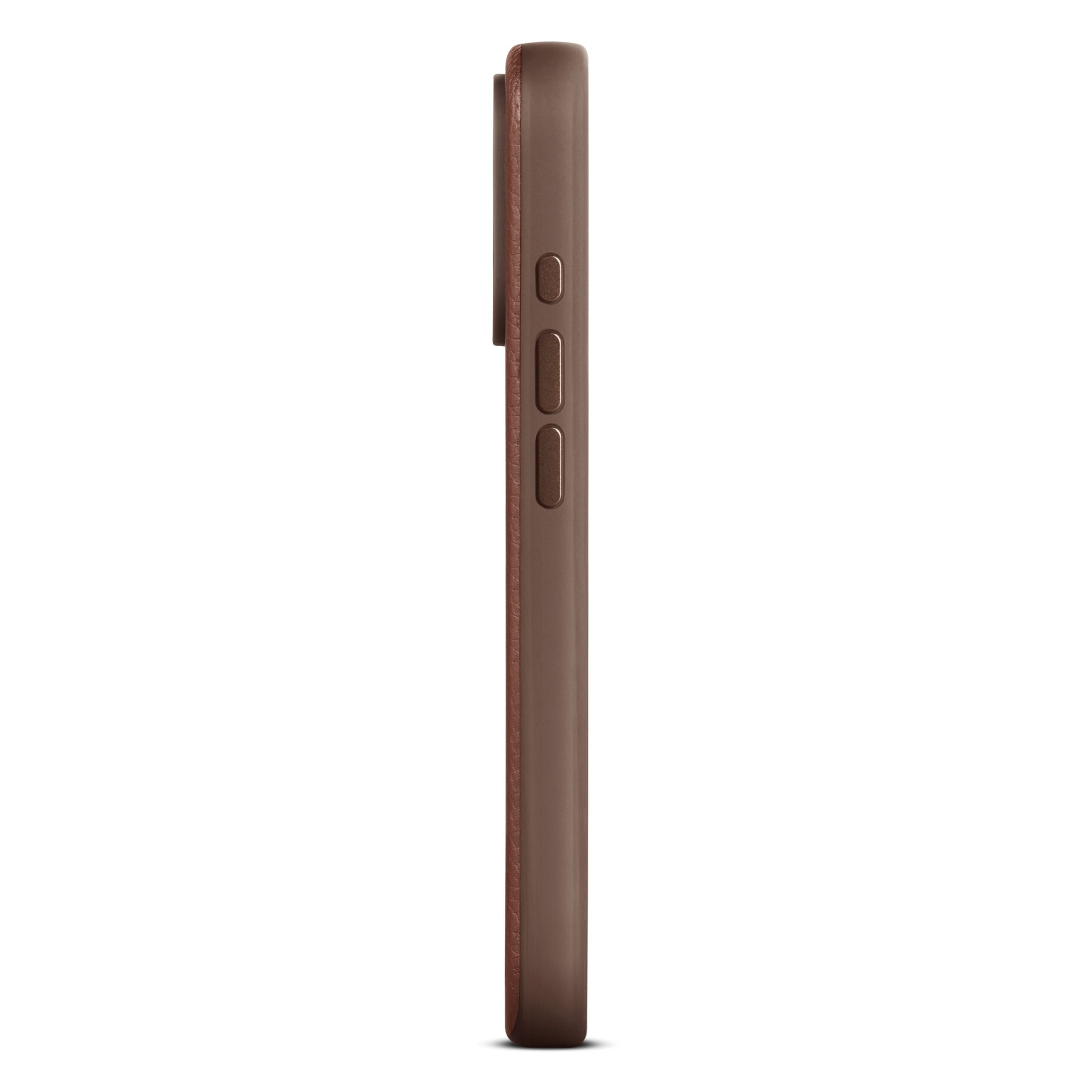IPhone 16 Pro i cognac WOOLNUT læderetui, sideview med volume- og powerknapper samt let kamerabump, MagSafe-kompatibel.