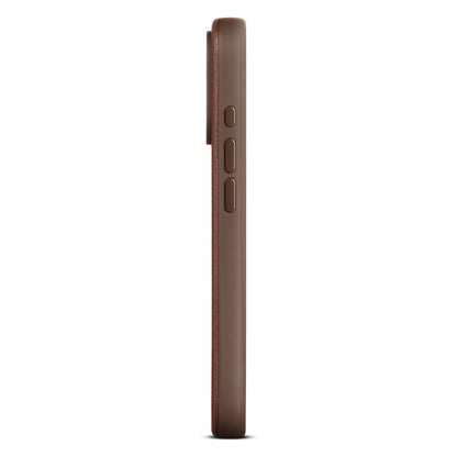 IPhone 16 Pro i cognac WOOLNUT læderetui, sideview med volume- og powerknapper samt let kamerabump, MagSafe-kompatibel.