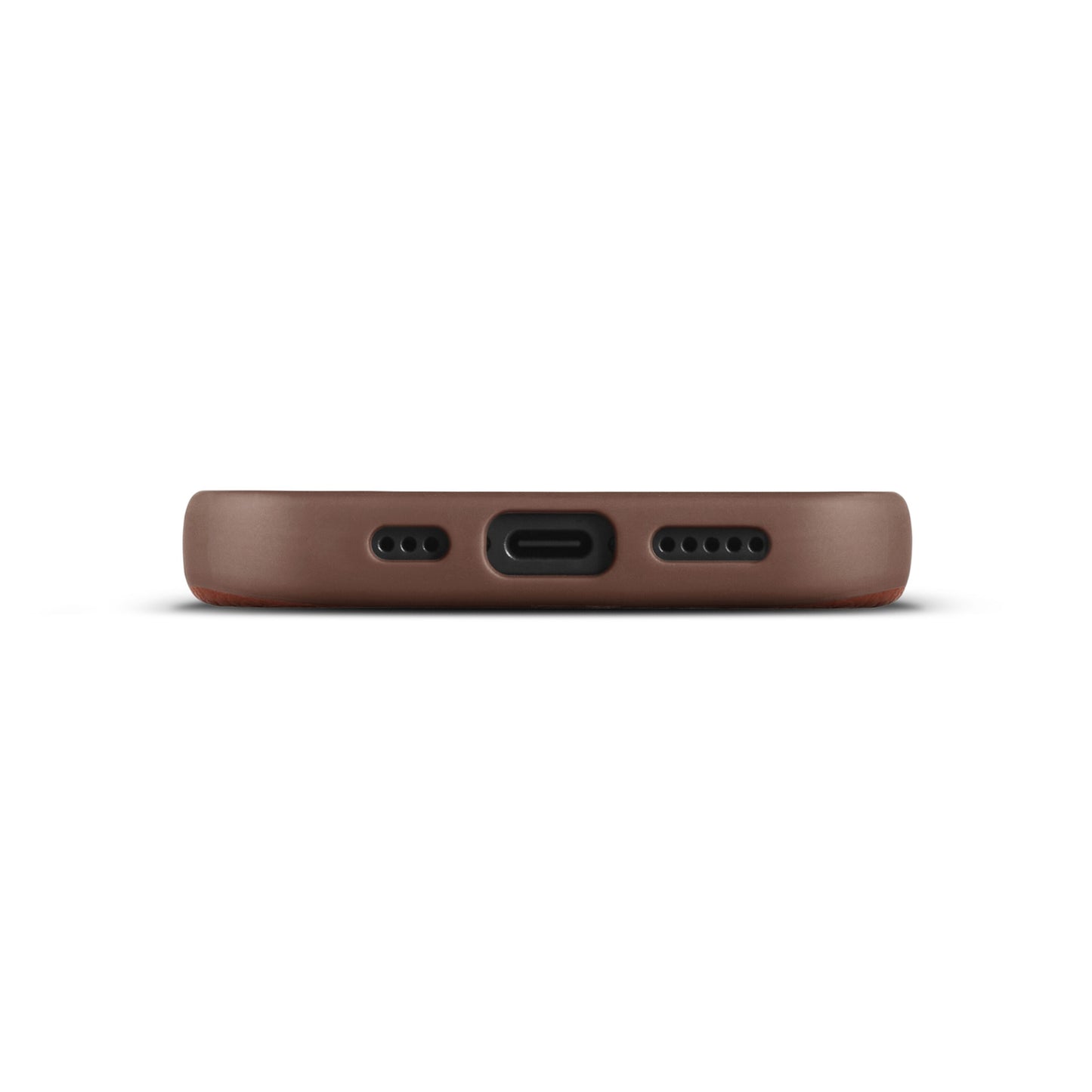 IPhone 16 Pro med WOOLNUT læderetui Cognac, nærbillede af bundt med USB-C port og højttalergitre på begge sider.