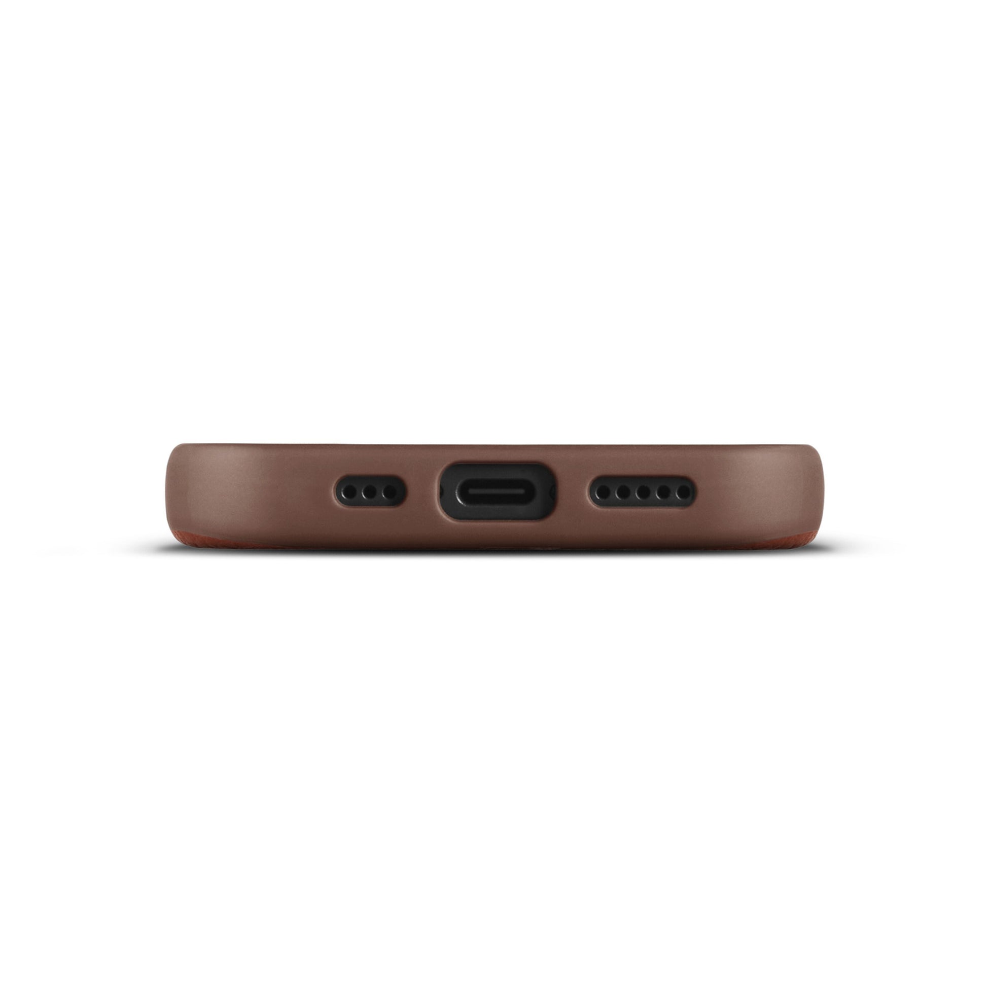 IPhone 16 Pro med WOOLNUT læderetui Cognac, nærbillede af bundt med USB-C port og højttalergitre på begge sider.