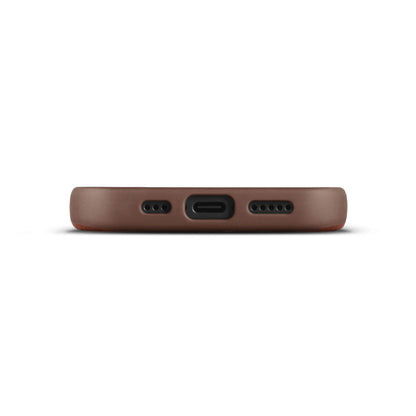 IPhone 16 Pro med WOOLNUT læderetui Cognac, nærbillede af bundt med USB-C port og højttalergitre på begge sider.