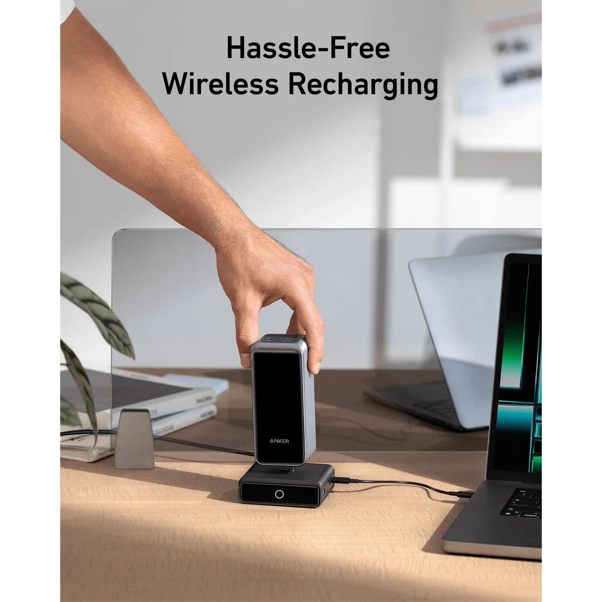 Anker Prime Powerbank på Anker 100W opladningsstation med GaN, vises ved skrivebord med laptop, tekst: Problemfri trådløs opladning.