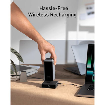 Anker Prime Powerbank på Anker 100W opladningsstation med GaN, vises ved skrivebord med laptop, tekst: Problemfri trådløs opladning.