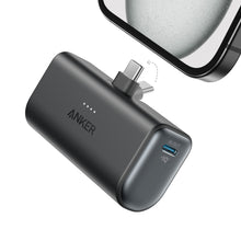 Anker Nano Powerbank 22,5W USB-C sort, 5000mAh, indbygget USB-C stik, blå USB-C port og LED indikatorer.