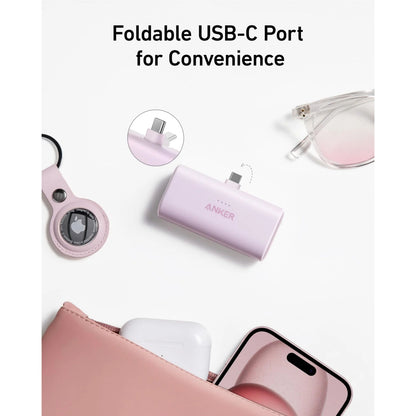 Anker Nano Powerbank 22.5W USB-C, pink, foldbar USB-C port, 5000mAh batteri ved siden af briller og smartphone.