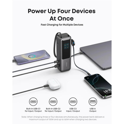 Anker Powerbank 165 W 25000 mAh med kabler, USB-C og USB-A porte til fire enheder, hurtig opladning.