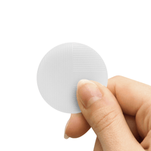 Linocell Item Tracker, lille rund hvid enhed med lineært mønster, Bluetooth nøglefinder kompatibel med Apple Find My.
