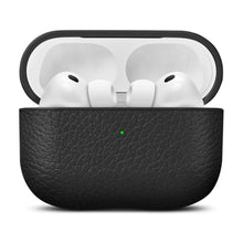 WOOLNUT etui i sort læder til AirPods Pro 3-opladeretui med hvide ørepropper og grøn indikatorlampe på fronten.