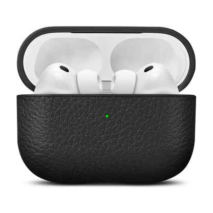 WOOLNUT etui i sort læder til AirPods Pro 3-opladeretui med hvide ørepropper og grøn indikatorlampe på fronten.