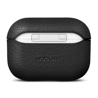 WOOLNUT læderetui til AirPods Pro 3 sort med præget logo, hvid opladercase delvist synlig i etuiet.