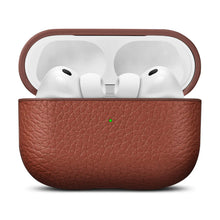 WOOLNUT læderetui til AirPods Pro 3 cognacbrun med grøn LED-indikator og præget tekstur.