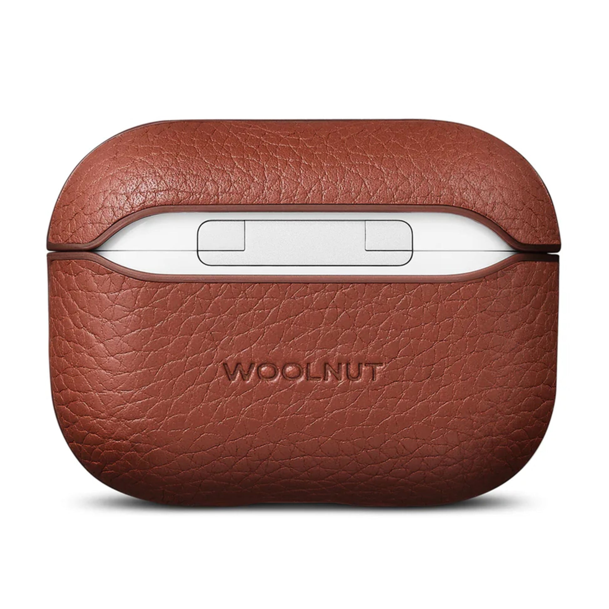 WOOLNUT læderetui Cognac til AirPods Pro 3 opladeretui med struktur, synligt hængsel øverst og præget WOOLNUT-logo foran.