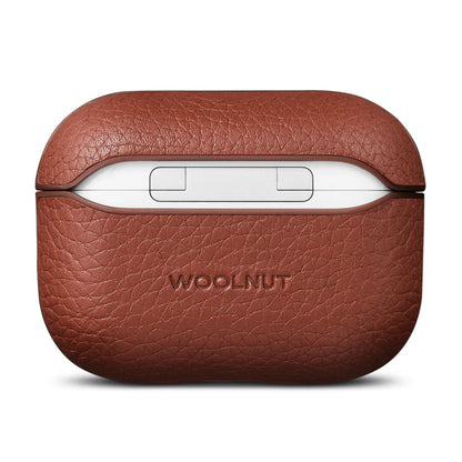 WOOLNUT læderetui Cognac til AirPods Pro 3 opladeretui med struktur, synligt hængsel øverst og præget WOOLNUT-logo foran.