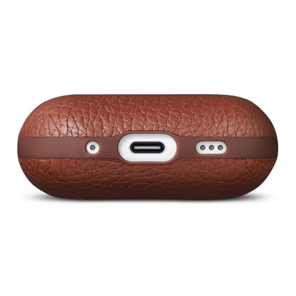 WOOLNUT læderetui til AirPods Pro 3, cognac, set tæt på med synlig opladningsport, indikatorlys og højtalerhuller front.