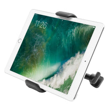 Hvid tablet med ocean-baggrund og tiden 11:26 i sort Tabletholder til nakkestøtte 7-12,9", hjørneclips synlige.