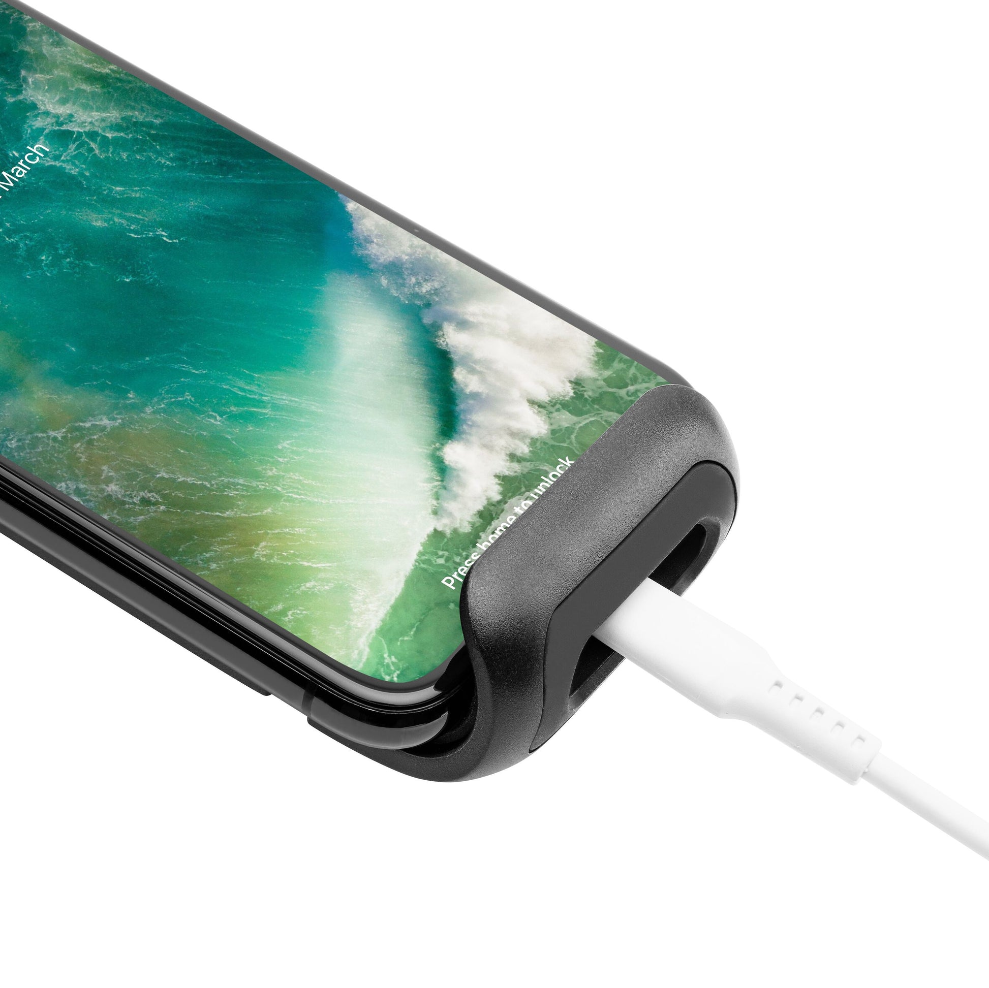 Smartphone med ocean-wallpaper, hvidt ladekabel tilsluttet, sort cover, fokus på opladerporten.