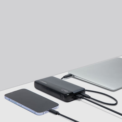 Linocell powerbank 140W 25000mAh sort, smartphone og laptop tilsluttet via ladekabler, sæt ovnfra.