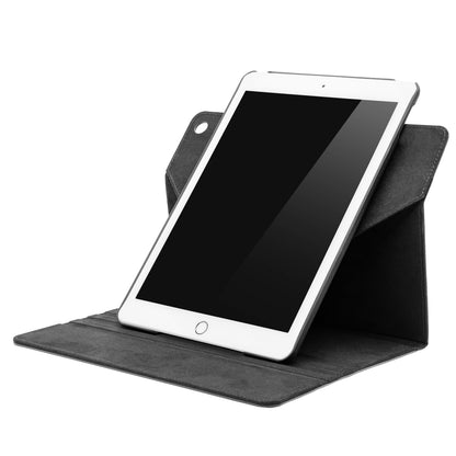 IPad 10 hvid med sort skærm i Slank drejelig etui til iPad 10,2" serien brugt som stander, vises fra skrå vinkel.