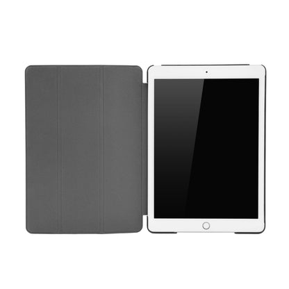 IPad 10,2" i sort tre-lags etui med standerfunktion, viser både tablet og inderside af cover.