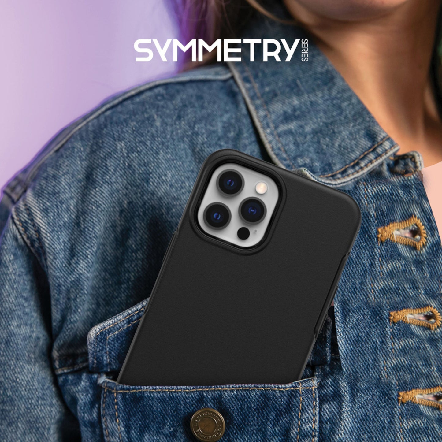 Otterbox Symmetry etui til iPhone 12/12 Pro sort i brystlomme på denimjakke, kamera og SYMMETRY-logo synlige.