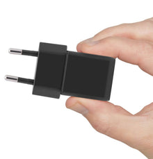 Linocell USB-C-oplader PD 20 W sort, EU-stik med to runde ben, vist i hånd.