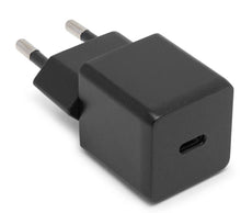 Linocell USB-C-oplader PD 20W sort med to runde metalben og én USB-C port med Quick Charge 3.0, set fra vinkel.