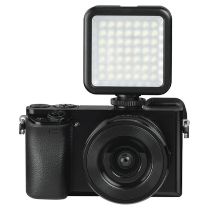 Hama 49 BD LED-belysning firkantet justerbar lysplade til mobil og kamera, monteret på sort digitalkamera med bred linse.