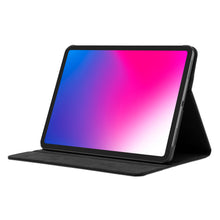Apple iPad Pro 11" i svingbart etui, står oprejst med farverig gradient-skærm, model synlig fra siden.
