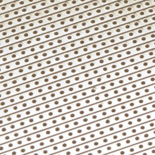Kemo eksperimentkort FR2 100x160 mm med diagonalrækker af små brune prikker på hvid overflade.