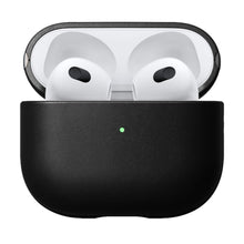 AirPods 3 i sort Nomad Moderne Horween-læderetui til AirPods Series 3 (2021) med front grønd indikatorlys.