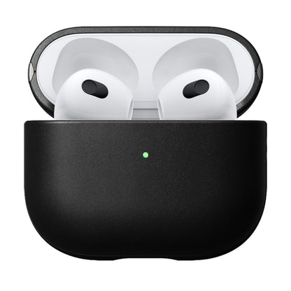 AirPods 3 i sort Nomad Moderne Horween-læderetui til AirPods Series 3 (2021) med front grønd indikatorlys.