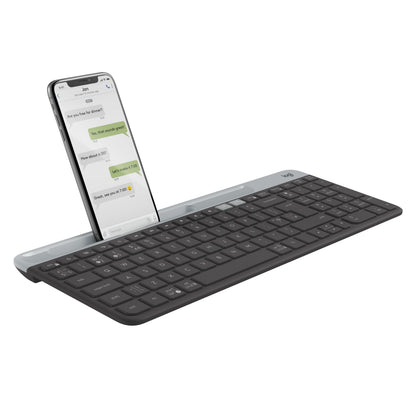 Mørkegråt Logitech K580 Slim trådløst tastatur til flere enheder med smartphone i integreret holder.